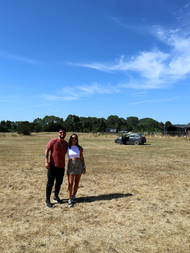 Pareja en su terreno en el sur