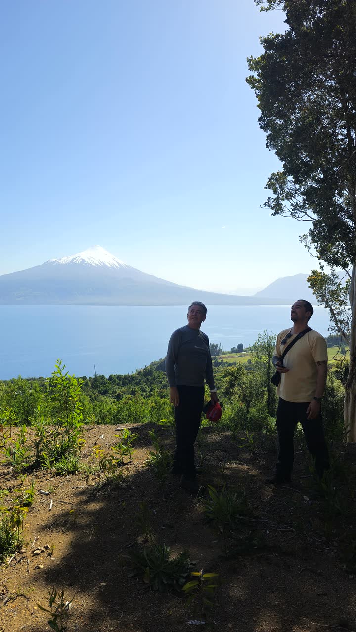 Vista al lago y volcán en visita de terreno