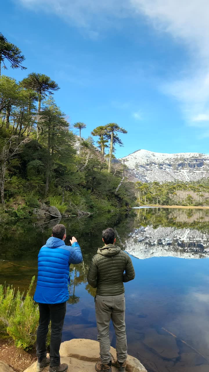 Exploración junto a lago y montañas