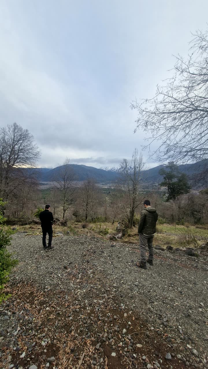 Clientes recorriendo el terreno