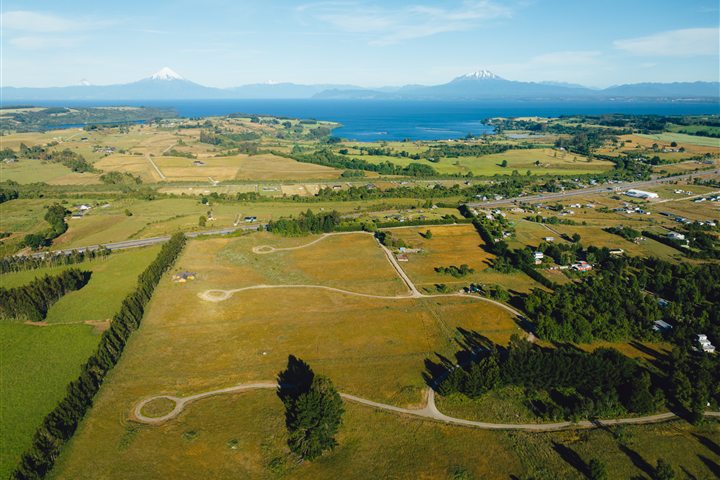 Terreno en desarrollo con vista al lago y volcanes