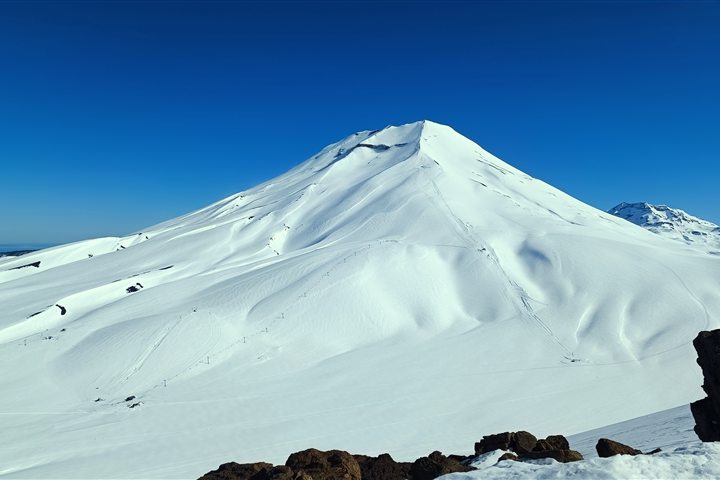 Volcán nevado en la cordillera